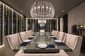 2 restaurants; s'hi serveixen esmorzars, dinars i sopars