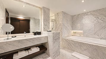 Suite, 1 cama King size (Regency) | Baño | Secadora de cabello, batas, toallas, jabón