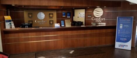 Een houten receptiebalie van Comfort Inn.