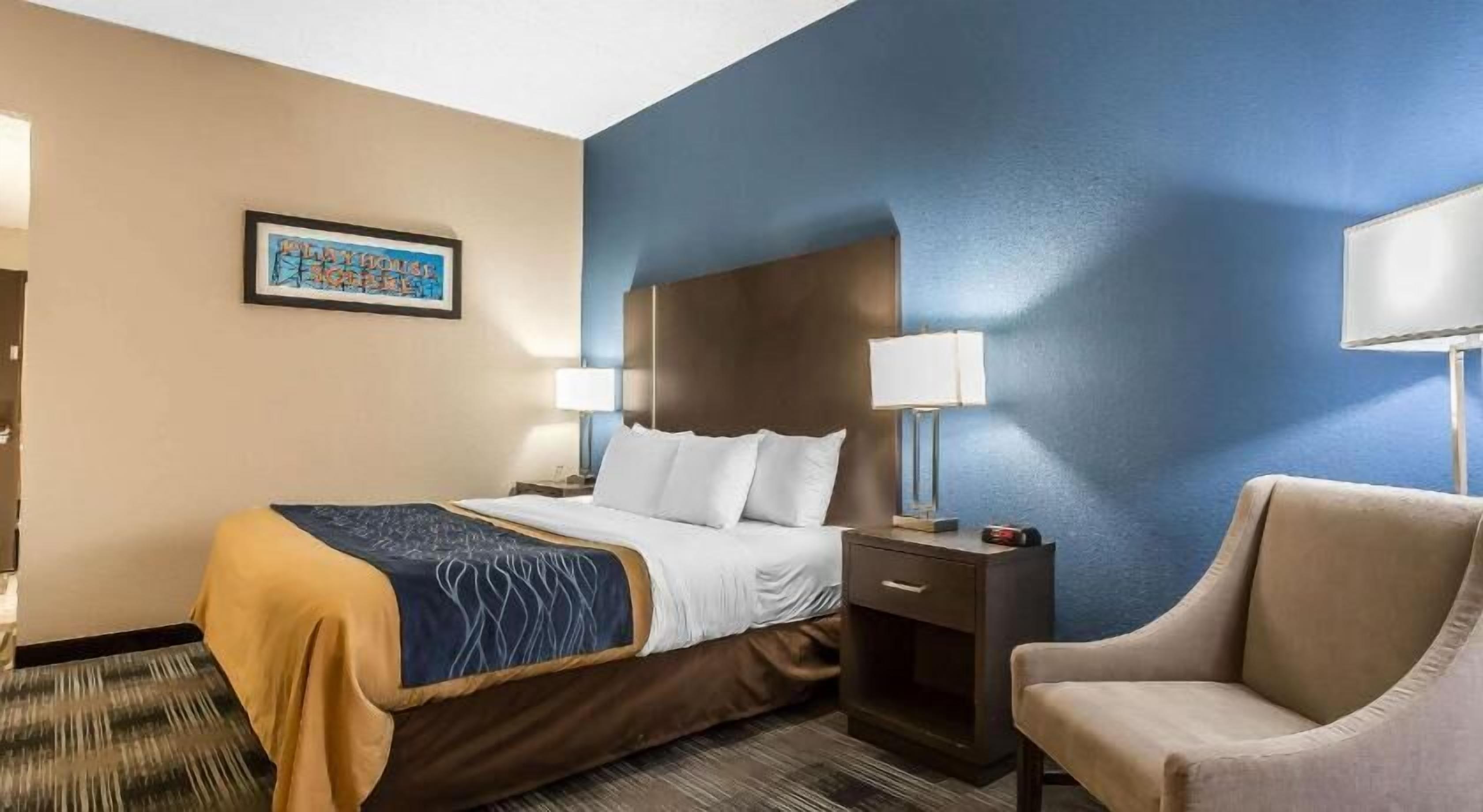 مكتب وستائر تعتيم وتجهيزات عازلة للصوت ومكواة/لوح كي