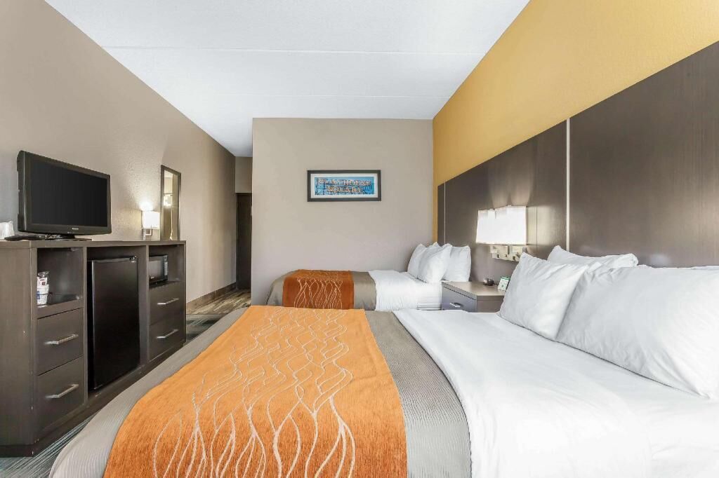 مكتب وستائر تعتيم وتجهيزات عازلة للصوت ومكواة/لوح كي