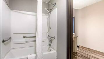 Combined shower/tub, free toiletries, hair dryer, towels