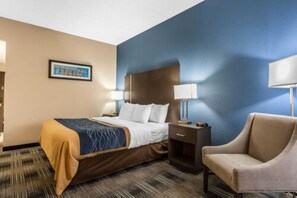 Desk, blackout curtains, soundproofing, iron/ironing board - Comfort Inn Cleveland Airport (Middleburg Heights)