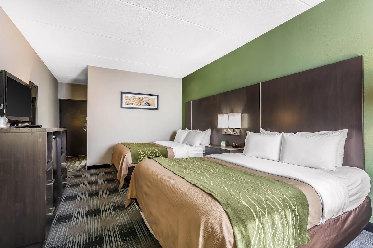 مكتب وستائر تعتيم وتجهيزات عازلة للصوت ومكواة/لوح كي