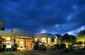 Front of property – evening/night - Novotel Coventry M6/J3 (Coventry)