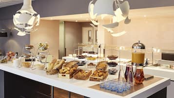 Engelsk frukost mot avgift på vardagar