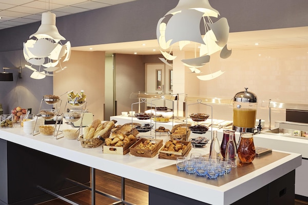 Breakfast, lunch and dinner served