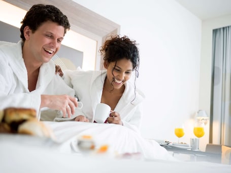 Caja de seguridad en la habitación y escritorio