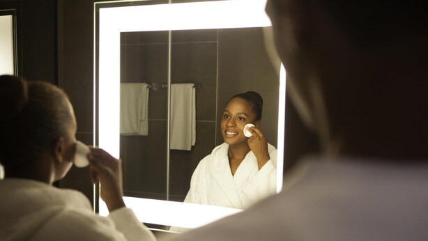 A bathroom with a large mirror, a towel rack, and a sink. - Novotel Coventry M6/J3 (Coventry)