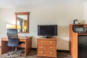 Desk, laptop workspace, blackout drapes, iron/ironing board - The Riverstone Hotel Charleston-Sikeston (Charleston)