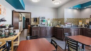 بوفيه فطور مجانًا يوميًا