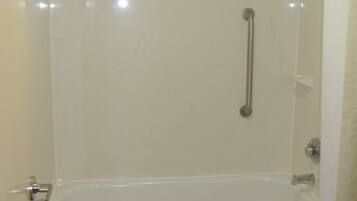 Tina con regadera, secadora de cabello, toallas