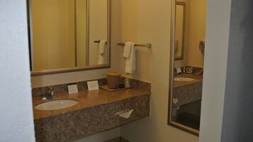 Tina con regadera, secadora de cabello, toallas