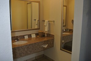 Kombinert dusj/badekar, hårføner og håndklær