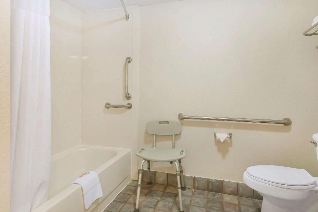 Combined shower/bathtub, hair dryer, towels