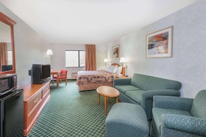 Suite | Desk, free cribs/infant beds, rollaway beds, free WiFi