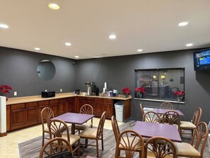 Free daily continental breakfast  - Days Inn by Wyndham Topeka (Topeka)