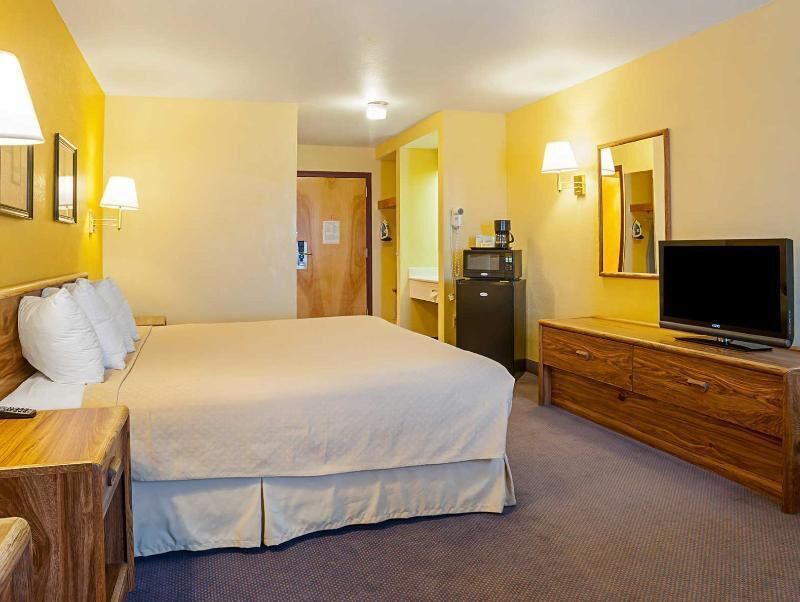 Desk, iron/ironing board, rollaway beds, free WiFi