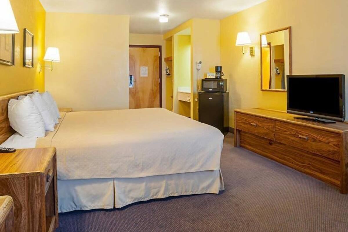 Desk, iron/ironing board, rollaway beds, free WiFi