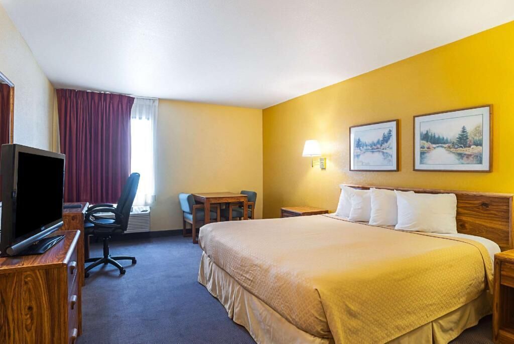 Desk, iron/ironing board, rollaway beds, free WiFi