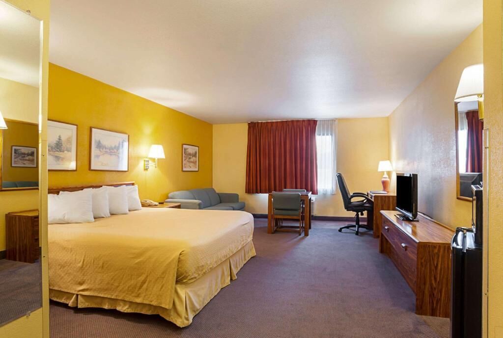 Desk, iron/ironing board, rollaway beds, free WiFi