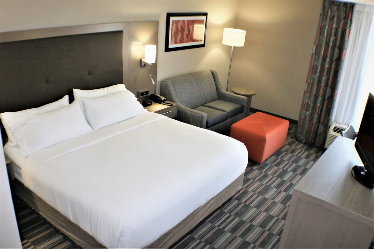 Suite, 1 Bedroom, Accessible, Jetted Tub | Premium bedding, desk, blackout drapes, soundproofing