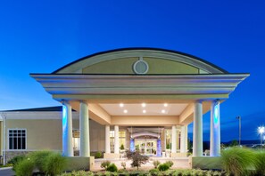 A building with a covered entrance, columns, and a dome-shaped roof. - Holiday Inn Express Woodstock-Shenandoah Valley by IHG (Woodstock)