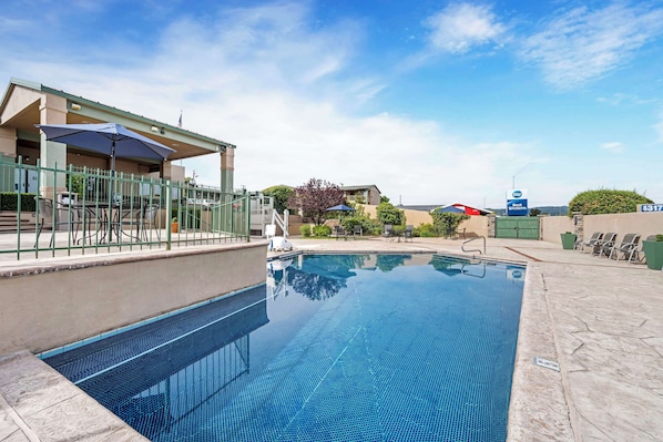 Seasonal outdoor pool, pool loungers