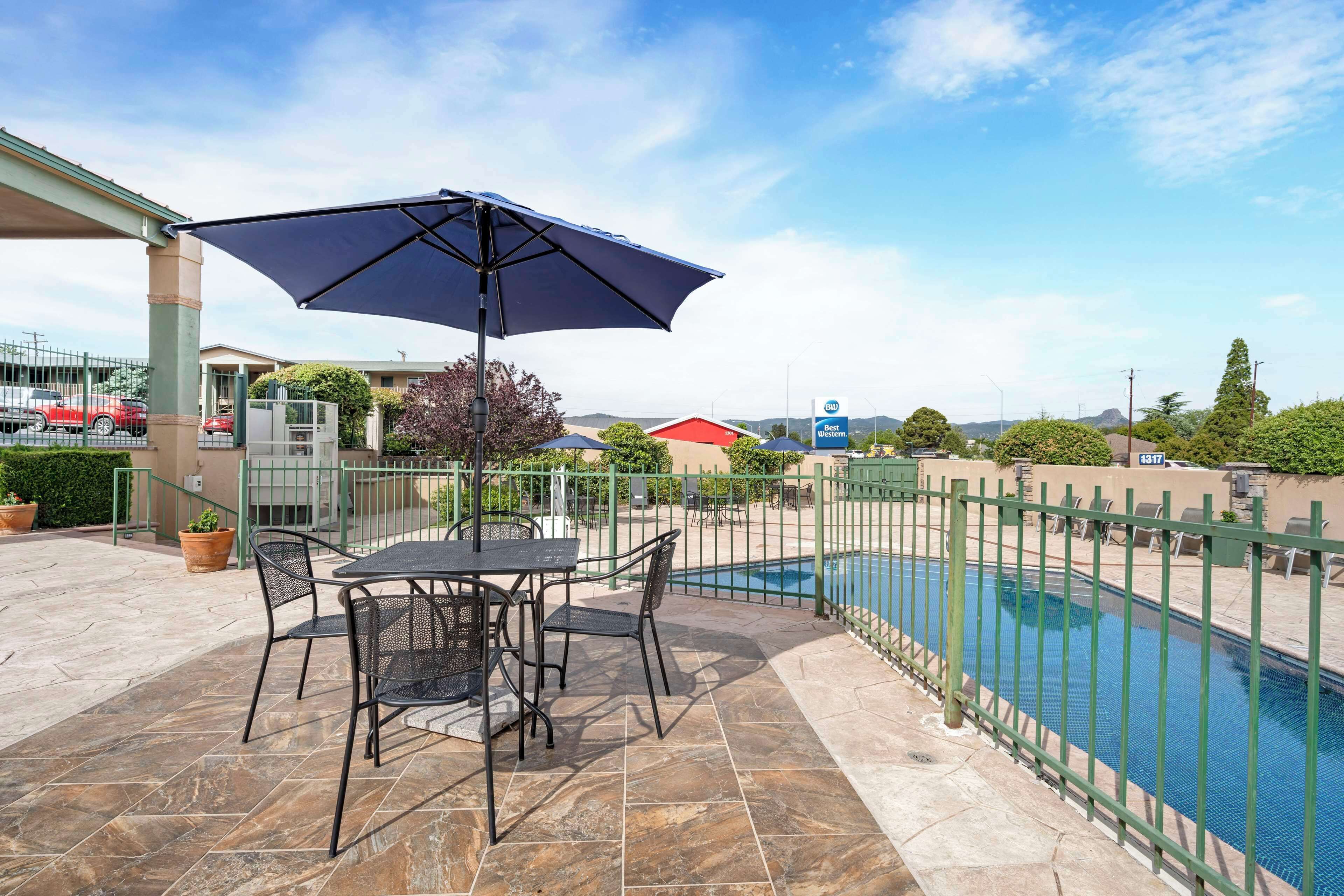 seasonal outdoor pool, pool loungers