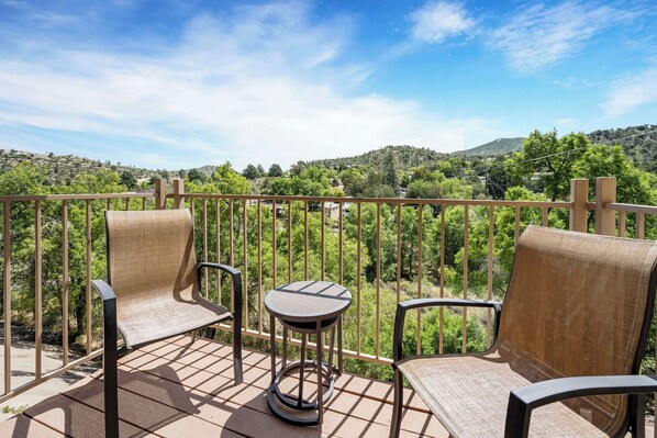 خزنة داخل الغرفة ومكتب ومساحة عمل للكمبيوتر المحمول وستائر تعتيم