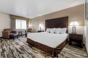 خزنة داخل الغرفة ومكتب ومساحة عمل للكمبيوتر المحمول وستائر تعتيم