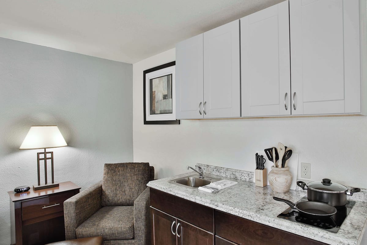 Standard Room, 1 King Bed, Non Smoking, Kitchenette | In-room safe, desk, laptop workspace, blackout drapes