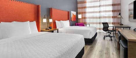 Quarto, 2 camas Queen, acessível, para não fumantes (Mobility/Hearing, Roll-In Shower) | 1 quarto, individualmente mobiliados, escrivaninha