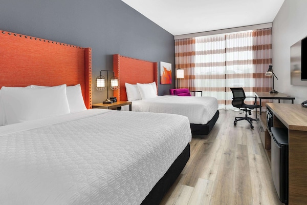 Kamer, 2 queensize bedden, toegankelijk voor mindervaliden (Mobility/Hearing, Roll-In Shower) | 1 slaapkamer, individueel gemeubileerd, een bureau, een laptopwerkplek