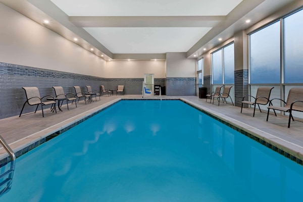 Kolam renang indoor dan kolam renang outdoor