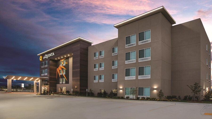 La Quinta Inn & Suites by Wyndham Lewisville
