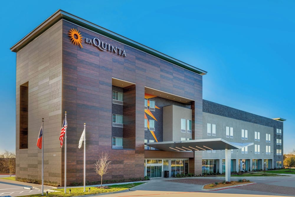 La Quinta Inn & Suites by Wyndham Lewisville
