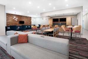 Lobby - La Quinta Inn & Suites by Wyndham Lewisville (Lewisville)