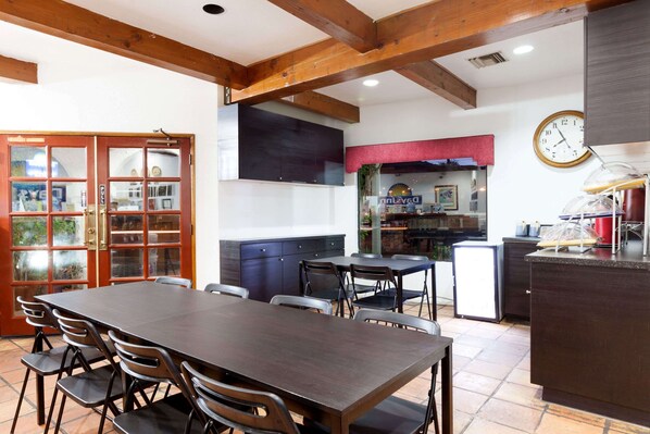 包含每日外带式早餐