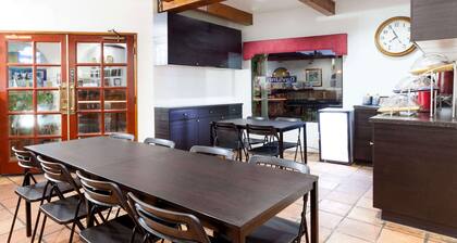 Days Inn by Wyndham Castaic Six Flags Magic Mountain