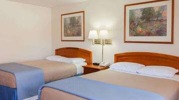 Bureau, rideaux occultants, lits bébé (gratuits)