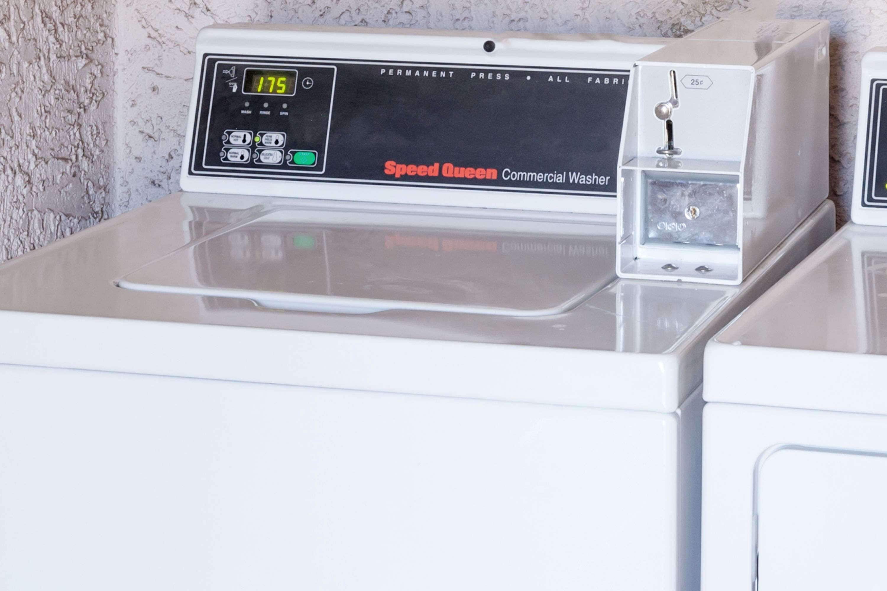 Lavadora comercial Speed Queen con pantalla digital y panel de control.