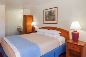 Desk, blackout curtains, free WiFi, bed sheets - Days Inn by Wyndham Castaic Six Flags Magic Mountain (Castaic)