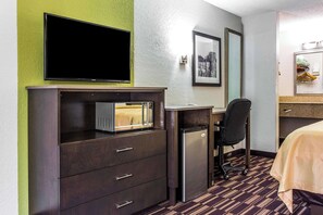 Suite, 1 Queen Bed with Sofa bed, Non Smoking
