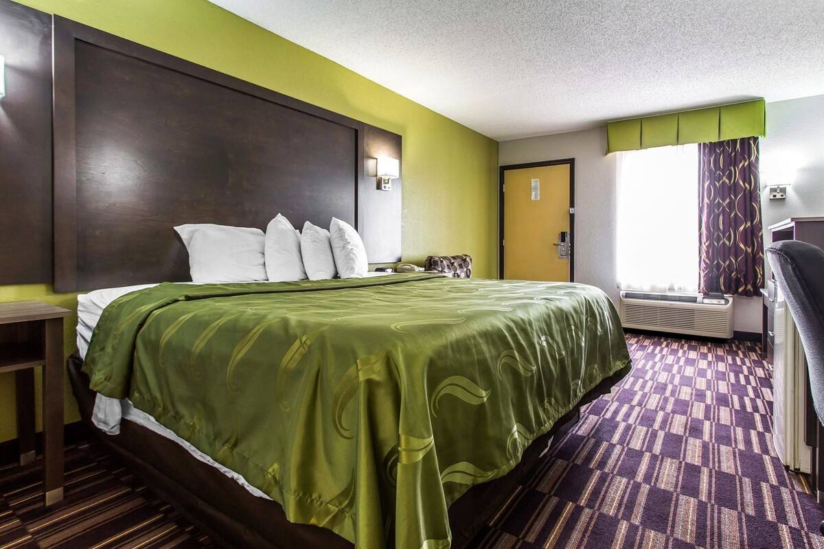 Premium bedding, desk, iron/ironing board, free cribs/infant beds