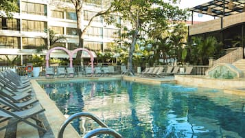 3 piscinas al aire libre, cabañas de piscina gratuitas, sombrillas