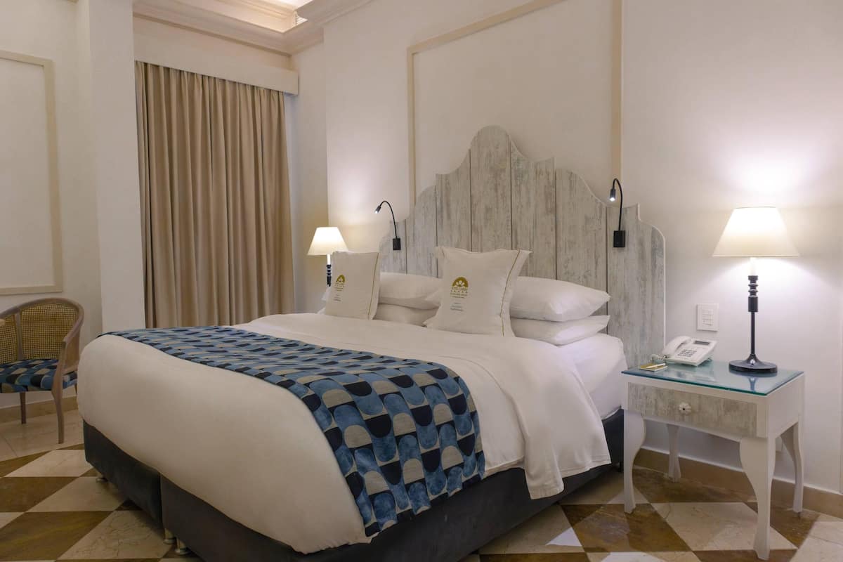 Premium kamer, 1 kingsize bed, niet-roken | Lakens van Egyptisch katoen, luxe beddengoed, Select Comfort-bedden