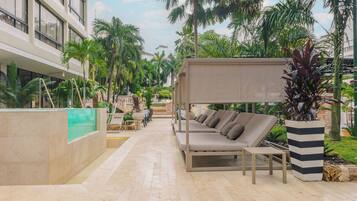 3 piscinas al aire libre, camas de piscina gratis, sombrillas