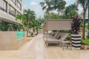 3 piscinas al aire libre, cabañas de piscina gratuitas, sombrillas