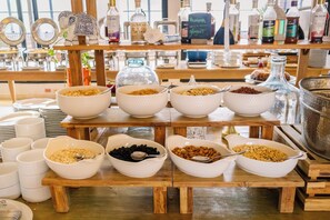 Petit déjeuner complet compris tous les jours